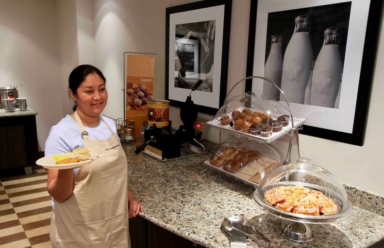 Food & Drinks 5, Hampton Inn & Suites Winnie, Chambers