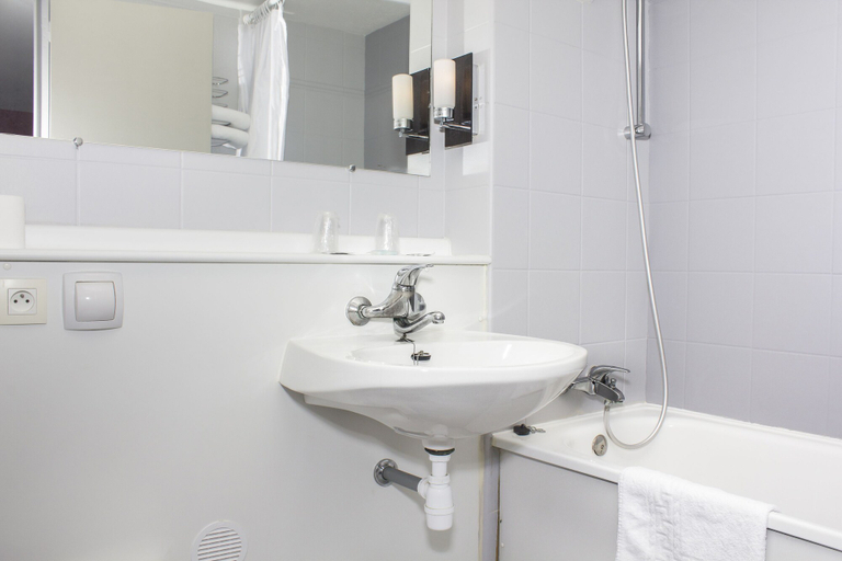 Bathroom 4, Hôtel Inn Design Restaurant Bourges, Cher