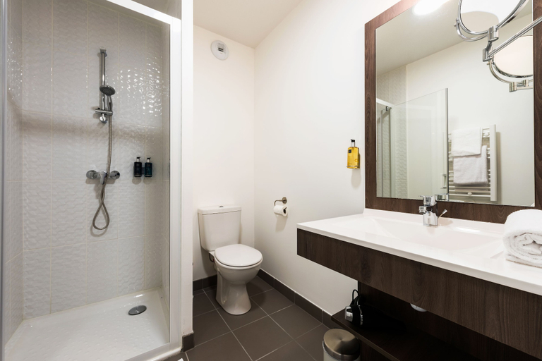 Bathroom 4, Ténéo Apparthotel Talence - Espeleta, Gironde