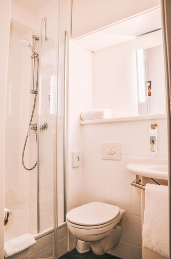 Bathroom 5, ibis Frankfurt Airport, Groß-Gerau