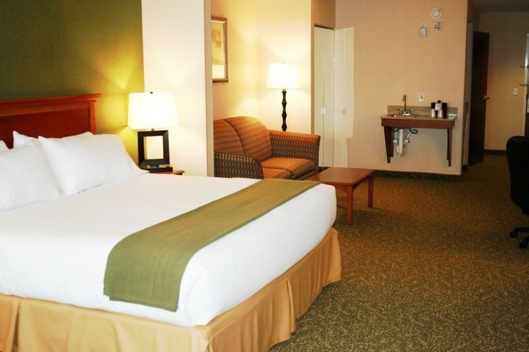 Bedroom 2, Holiday Inn Express and Suites Hagerstown, Washington