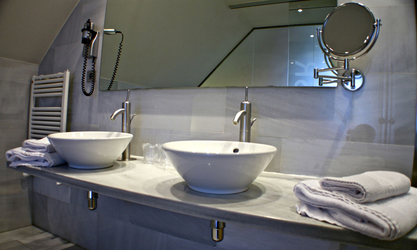 Bathroom 5, Hotel Sant Roc, Lleida