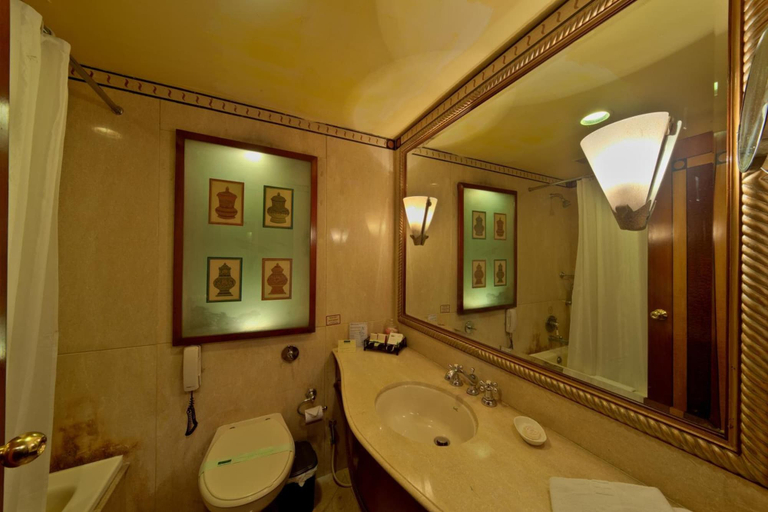Bathroom 5, Hindusthan International Kolkata, Kolkata