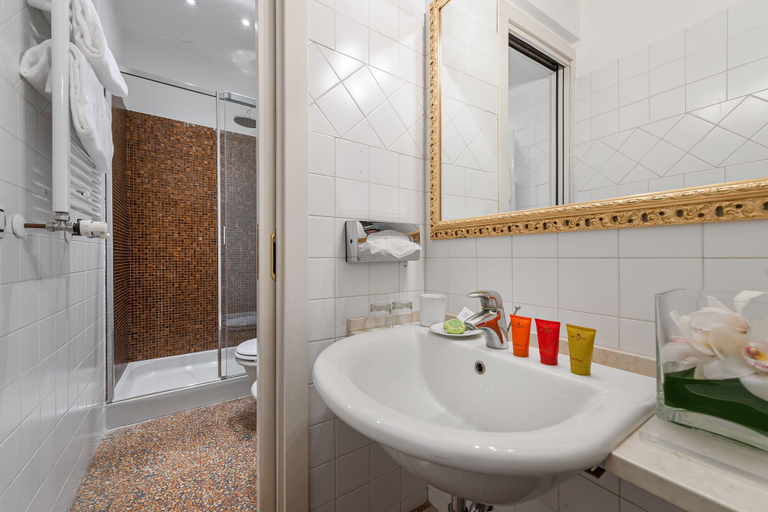 Bathroom 5, Hotel Al Ponte Antico, Venezia