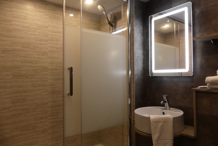Bathroom 4, Le Provencal, Gironde