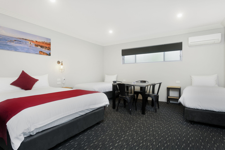 Bedroom 3, Merewether Motel, Newcastle - Inner City