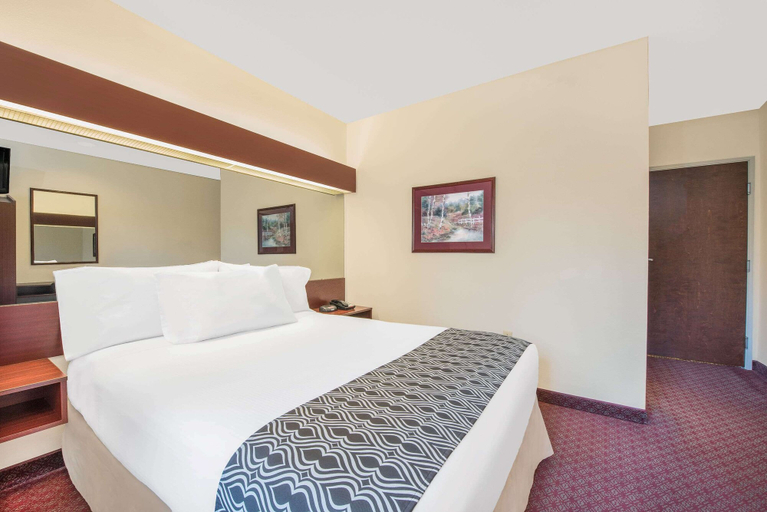 Bedroom 3, Microtel Inn & Suites by Wyndham Hamburg, Berks