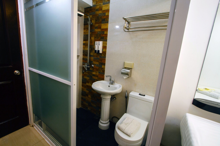 Bathroom 3, JJ Midcity Inn, Tabaco City
