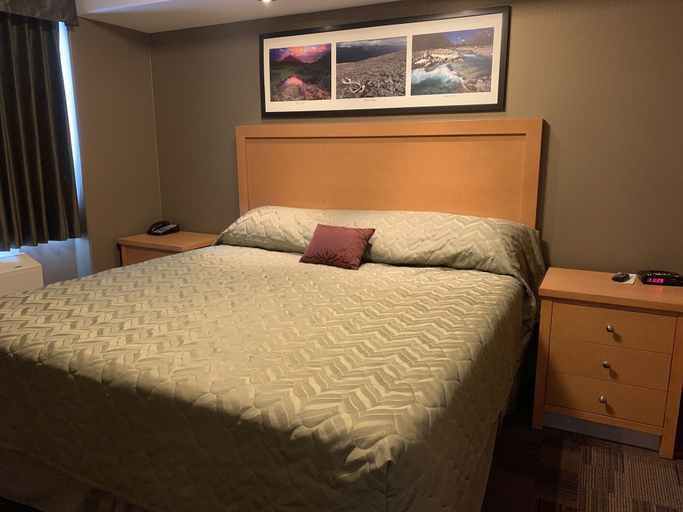 Bedroom 3, Woodlands Inn & Suites, Northern Rockies