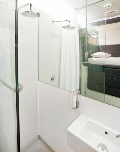 Bathroom 5, YOTELAir Paris CDG - Transit Hotel, Seine-et-Marne
