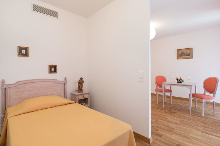 Bedroom 5, Villa Médicis Puteaux, Hauts-de-Seine