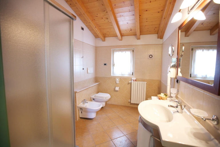 Bathroom 4, Hotel La Corte, Brescia