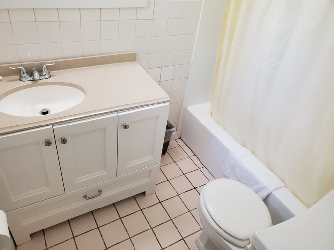 Bathroom 3, Rodeway Inn Flora, Clay