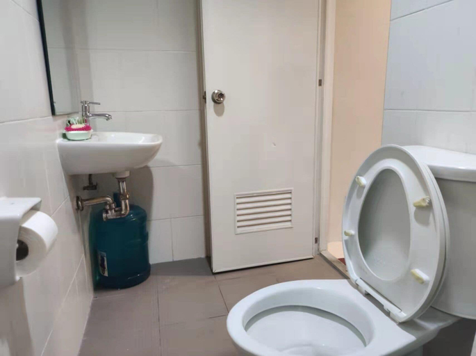 Bathroom, GOTOPHI at Renaissance 3000 BGC, Pasig City