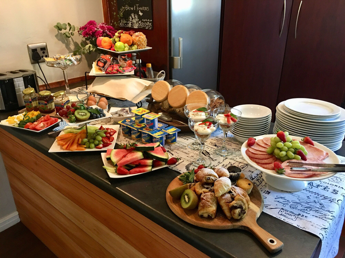 Food & Drinks 4, Dunvegan Execu Lodge, Ekurhuleni
