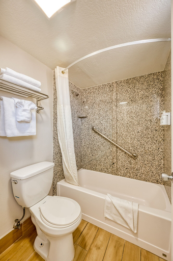 Bathroom 4, Harbor House Inn Morro Bay, San Luis Obispo