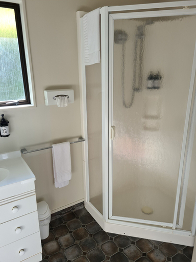 Bathroom 4, Arran Motel, Southland