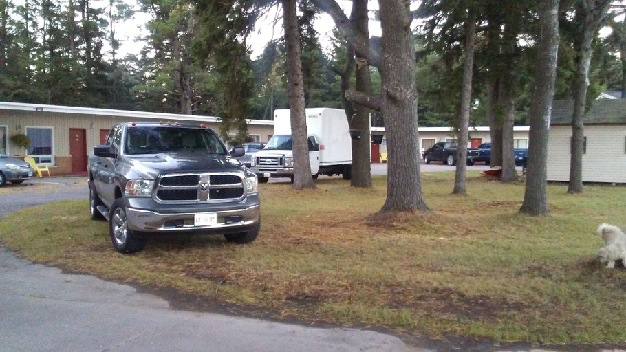 Public Area 3, Pine Grove Motel, Algoma
