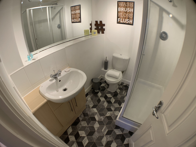 Bathroom 2, Harpers Brook 5 bedrooms TV Netflix, Northamptonshire