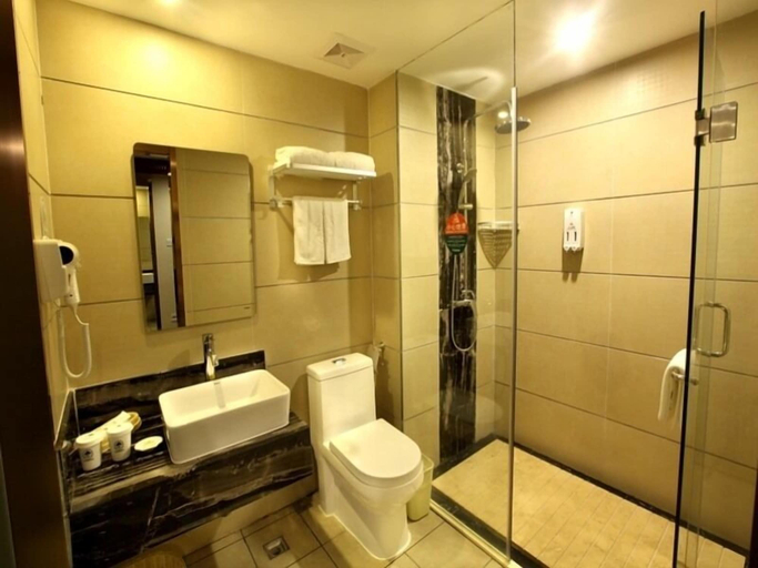 Bathroom, GreenTree Inn SanYa Jiyang Dist YaLongWan YingBin Ave Hotel, Sanya