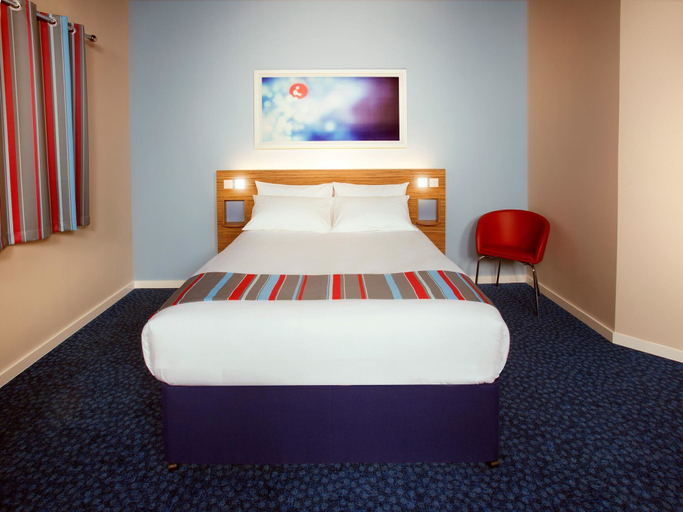 Bedroom 4, Travelodge Manchester Central, Manchester