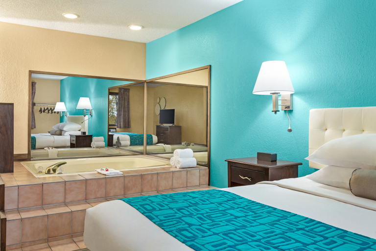 Bedroom 3, Howard Johnson by Wyndham Waterloo/Cedar Falls, Black Hawk
