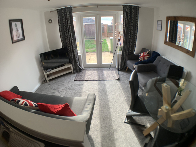 Others 5, Harpers Brook 5 bedrooms TV Netflix, Northamptonshire