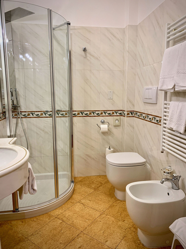 Bathroom 5, Albergo Gardesana, Verona