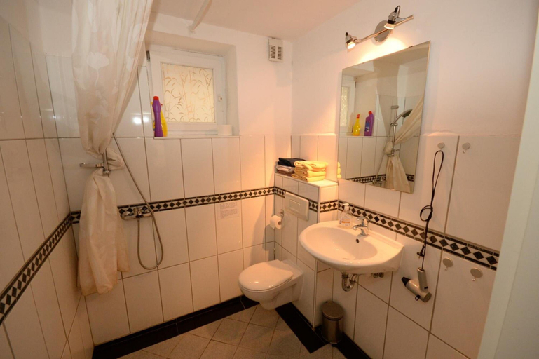 Bathroom 5, Airportgästehaus Bremen, Bremen