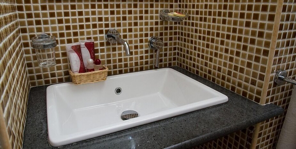 Bathroom 5, Hotel Flora, Syracuse