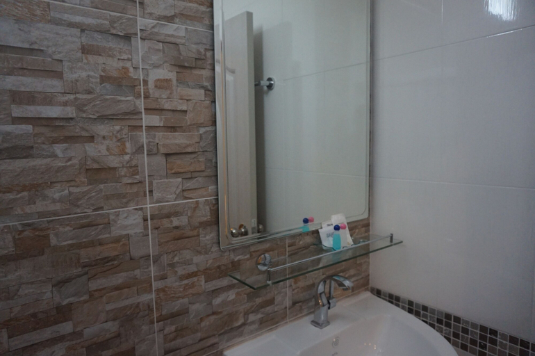 Bathroom 3, Phant at Thalang Service Apartment, Phuket Island