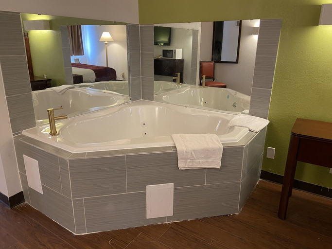 Bathroom 5, SkyLight Inn Cleveland - Willoughby, Lake