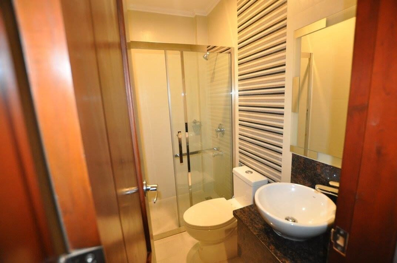 Bathroom, West Loch Park Hotel Vigan, Vigan City