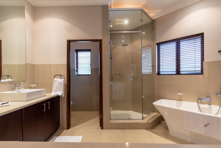 Bathroom 4, Hyde Park Guest House, City of Johannesburg