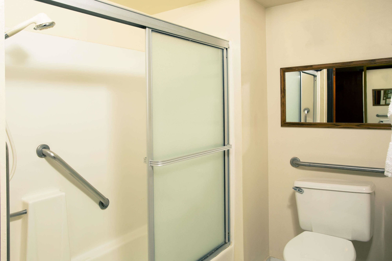 Bathroom 4, Travelodge by Wyndham Ocean Front, Orange