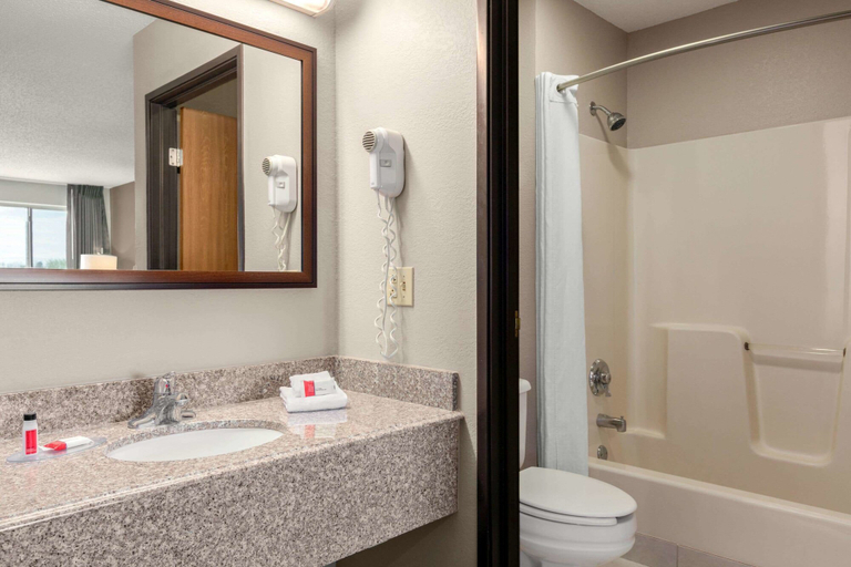 Bathroom 4, Super 8 by Wyndham Hanover, York