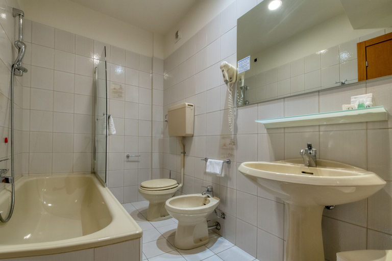 Bathroom 4, B&B Hotels Park Hotel Mondovi, Cuneo