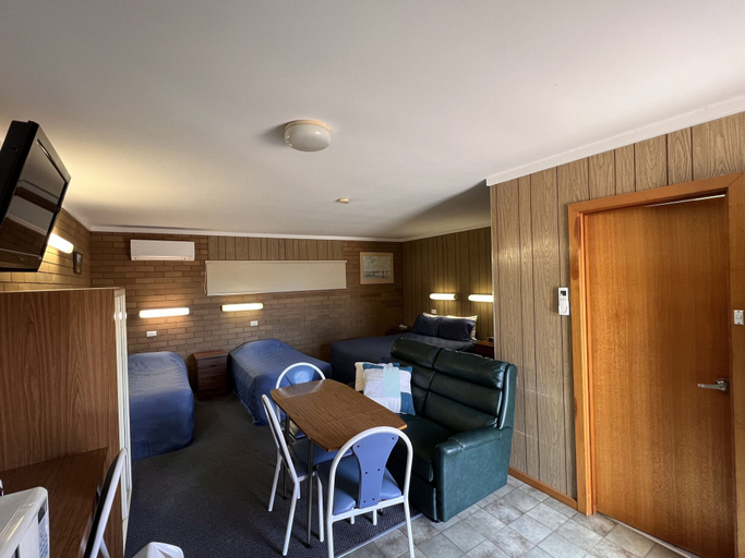 Others 5, Sturt Motel, Balranald