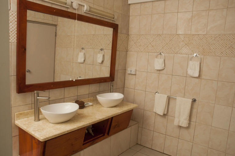 Bathroom 3, The Champs