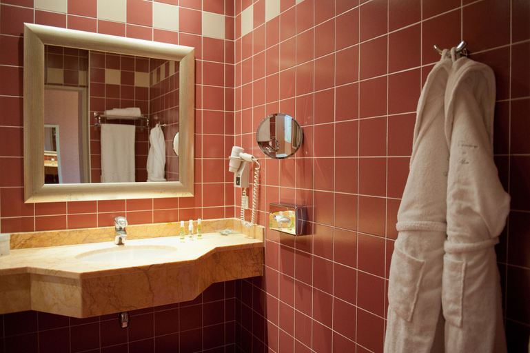 Bathroom 4, Domaine de Villers Hotel Restaurant & Spa, Calvados