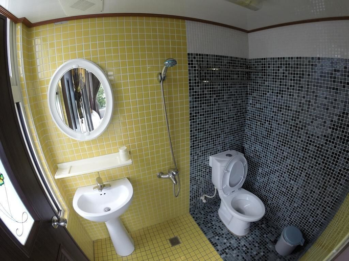 Bathroom 4, Donghe Surf Shop & Hostel - Taitung, Taitung