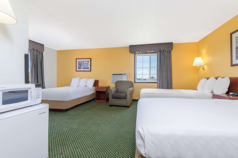 Bedroom 3, Days Inn by Wyndham Great Bend, Barton
