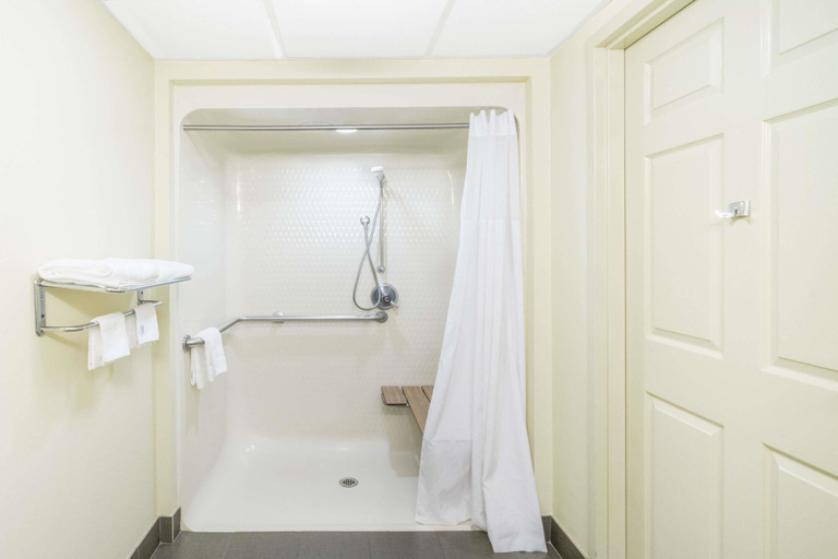 Bathroom 4, Days Inn by Wyndham Oak Grove/Ft. Campbell, Christian