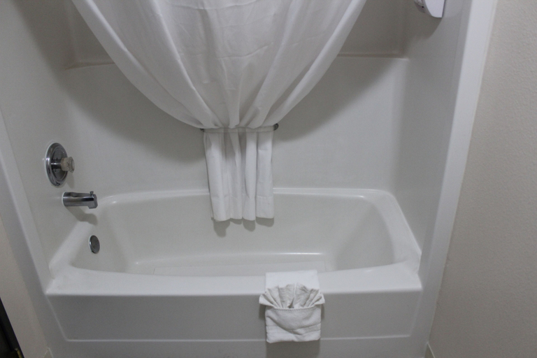 Bathroom 4, Days Inn by Wyndham Ritzville, Adams