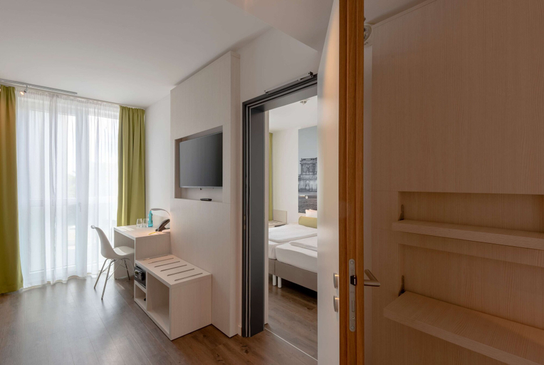 Bedroom 2, Super 8 by Wyndham Dresden, Dresden