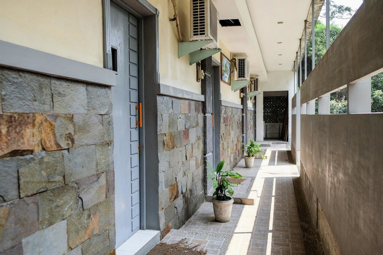 Exterior & Views 28