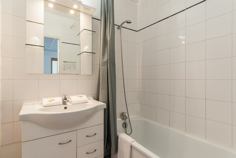 Bathroom 4, Residhotel Grand Prado, Bouches-du-Rhône
