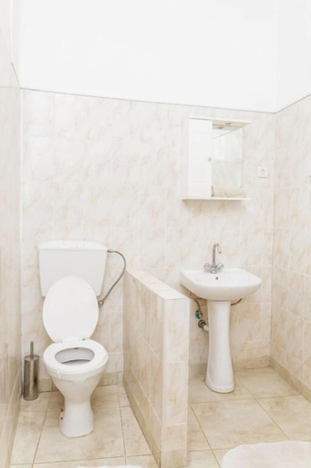Bathroom 5, Vila Marilyn, Água Grande