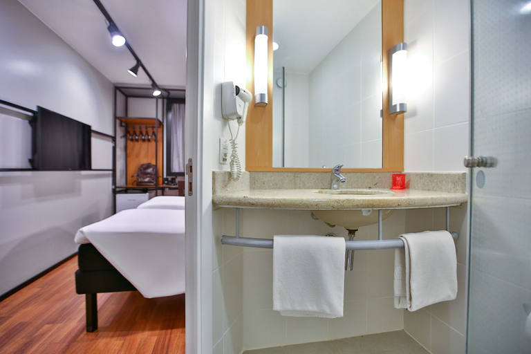 Bathroom 4, ibis Copacabana Posto 2 Hotel, Rio de Janeiro