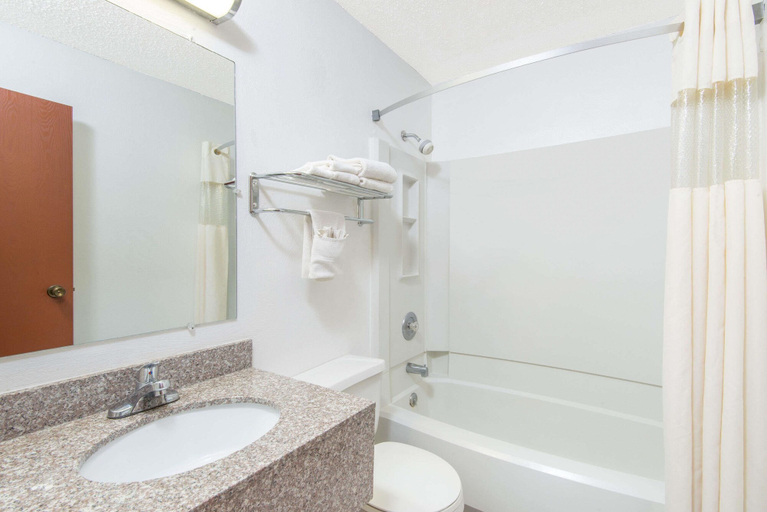 Bathroom 4, Days Inn by Wyndham Great Bend, Barton